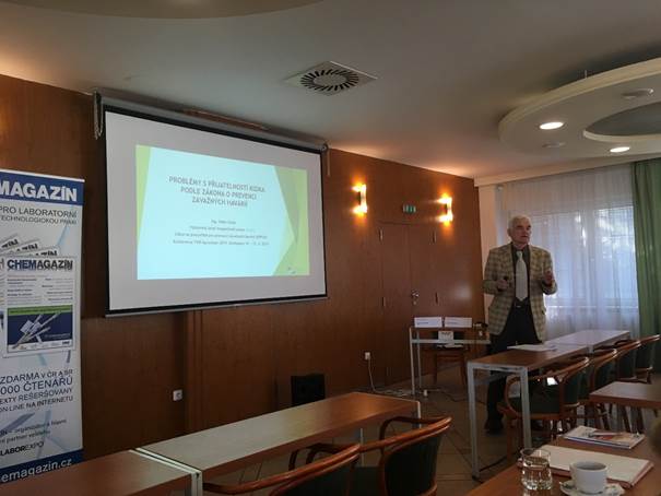Ing. Sluka při prezentaci přednášky „Problémy s přijatelností rizika podle zákona o PZH“