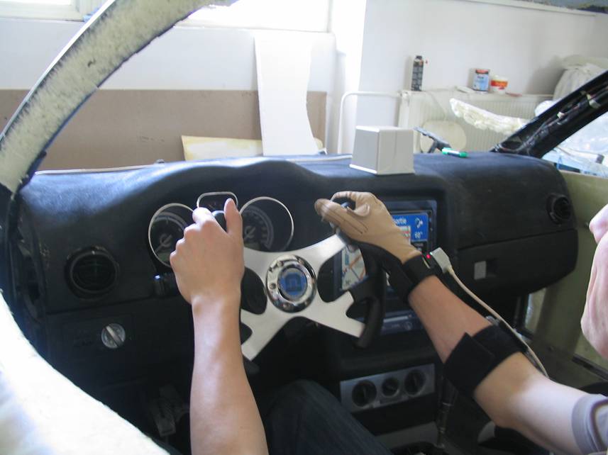 Študentský automobil - snímanie reálnych pohybov pri ovládaní volantu pomocou dátovej rukavice