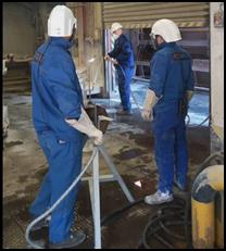Zapalování kyslíkového kopí, kdy jeden zaměstnanec reguluje průtok kyslíku a druhý zaměstnanec zapaluje kopí pomocí hořáku. (Foto: VÚBP, v. v. i.)
